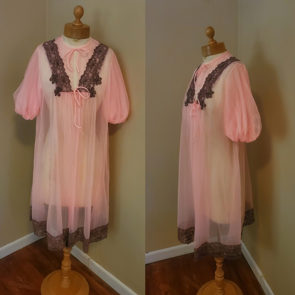 1960s pink robe size medium